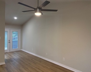 1015 E Yager Ln - Photo Thumbnail 11
