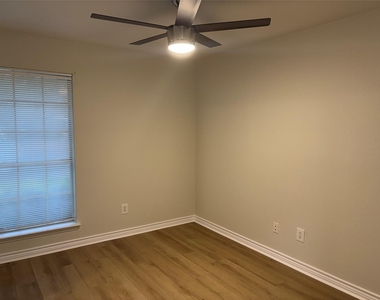1015 E Yager Ln - Photo Thumbnail 17