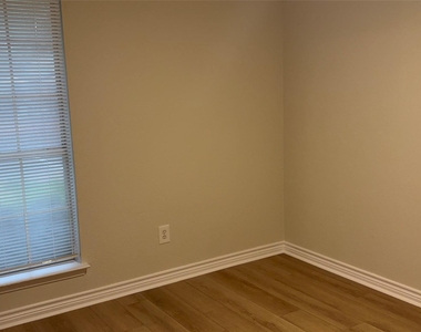 1015 E Yager Ln - Photo Thumbnail 21