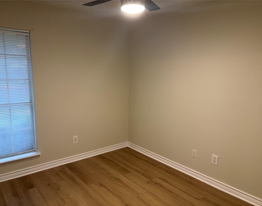 1015 E Yager Ln - Photo Thumbnail 19