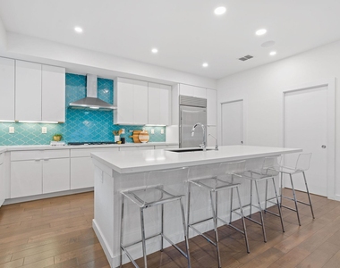 609 West Lynn St - Photo Thumbnail 1
