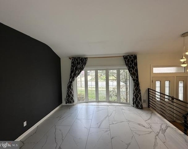 62 Lakeview Court - Photo Thumbnail 8