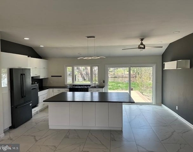 62 Lakeview Court - Photo Thumbnail 4
