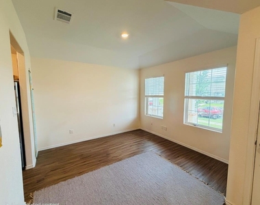 5612 Bellissima Way - Photo Thumbnail 2