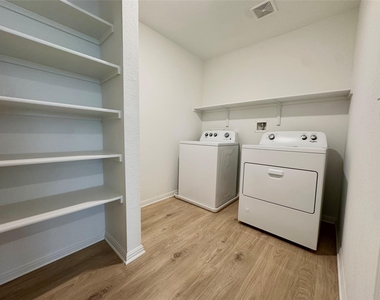 433 Brody Ln - Photo Thumbnail 11