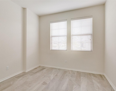 9100 Garnet Dr - Photo Thumbnail 17