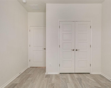 9100 Garnet Dr - Photo Thumbnail 18