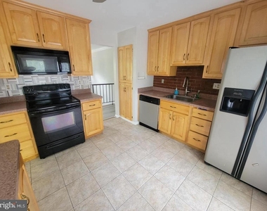 8903 Blackbriar Court - Photo Thumbnail 5