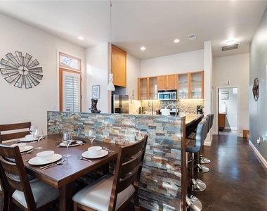 2612 Carnarvon Ln - Photo Thumbnail 6