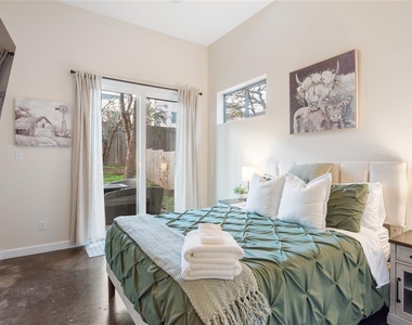 2612 Carnarvon Ln - Photo Thumbnail 21
