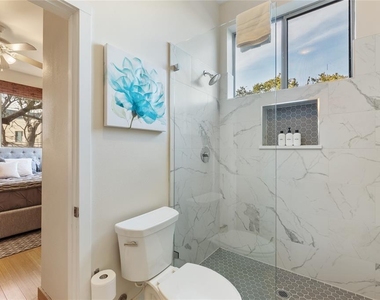 2612 Carnarvon Ln - Photo Thumbnail 20