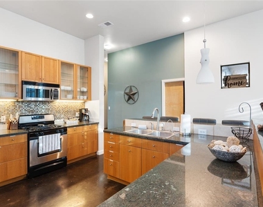 2612 Carnarvon Ln - Photo Thumbnail 4