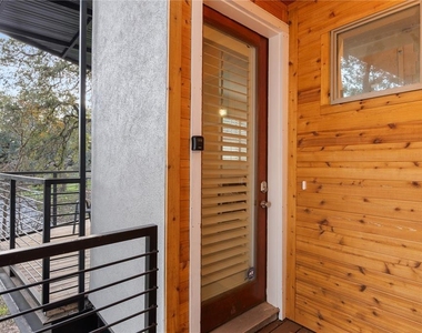 2612 Carnarvon Ln - Photo Thumbnail 2