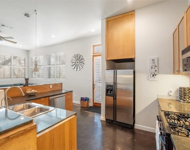 2612 Carnarvon Ln - Photo Thumbnail 5