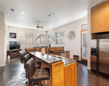 2612 Carnarvon Ln - Photo Thumbnail 7