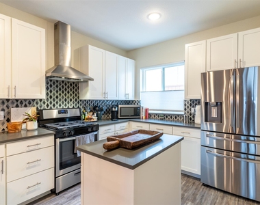 2827 Manor Rd - Photo Thumbnail 5