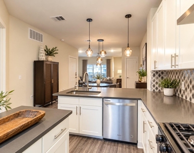 2827 Manor Rd - Photo Thumbnail 4