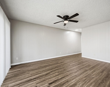 620 W 51st St - Photo Thumbnail 3