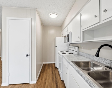620 W 51st St - Photo Thumbnail 1