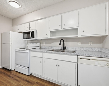 620 W 51st St - Photo Thumbnail 2