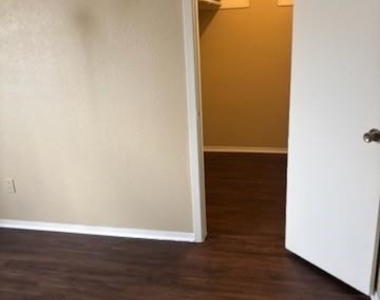 1907 Townesouth Cir - Photo Thumbnail 6