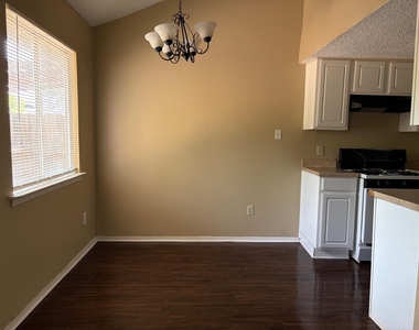 1907 Townesouth Cir - Photo Thumbnail 12