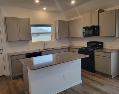623 Waterway Ave - Photo Thumbnail 2
