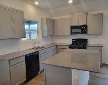 623 Waterway Ave - Photo Thumbnail 3
