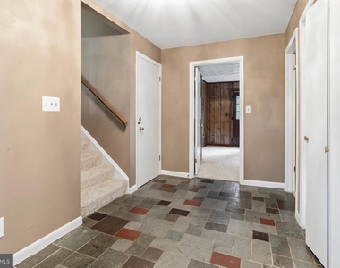 3989 Robin Hood Way - Photo Thumbnail 3