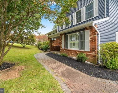 3989 Robin Hood Way - Photo Thumbnail 2
