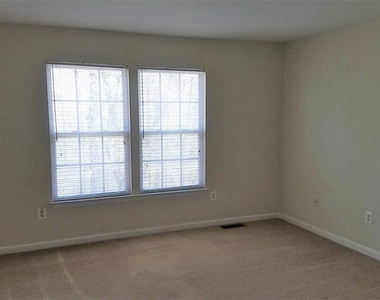 212 Patriots Way - Photo Thumbnail 20