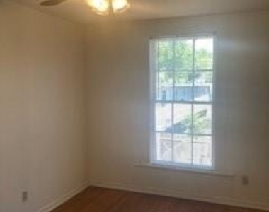 2811 Salado St - Photo Thumbnail 6