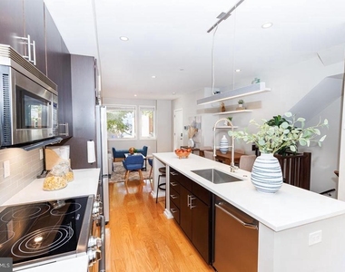 1034 Otis Street Ne - Photo Thumbnail 7