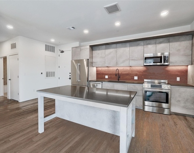4315 S Congress Ave - Photo Thumbnail 7