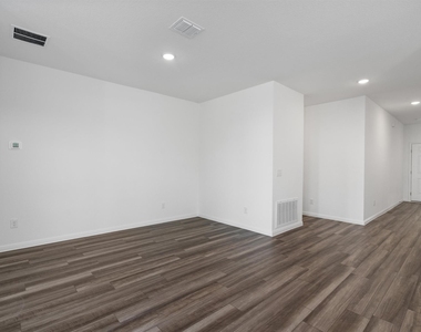 105 Bridgeview Dr - Photo Thumbnail 3