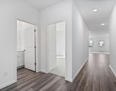105 Bridgeview Dr - Photo Thumbnail 2