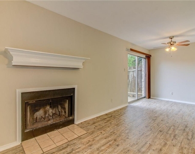 2211 Creekside Ln - Photo Thumbnail 13