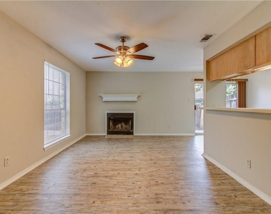 2211 Creekside Ln - Photo Thumbnail 11