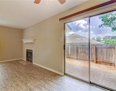 2211 Creekside Ln - Photo Thumbnail 17