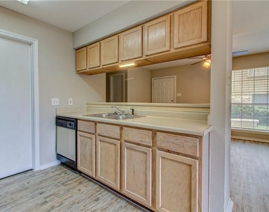 2211 Creekside Ln - Photo Thumbnail 15