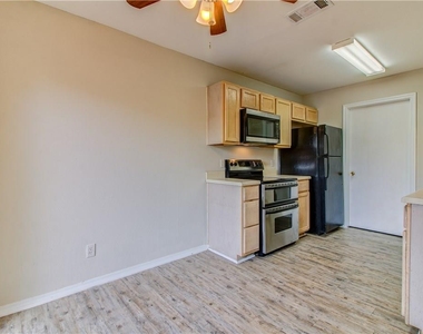 2211 Creekside Ln - Photo Thumbnail 14