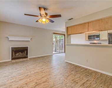 2211 Creekside Ln - Photo Thumbnail 2