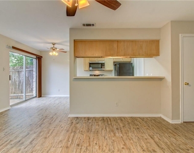 2211 Creekside Ln - Photo Thumbnail 12