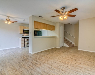 2211 Creekside Ln - Photo Thumbnail 8