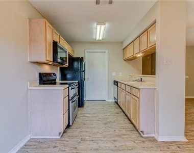 2211 Creekside Ln - Photo Thumbnail 3