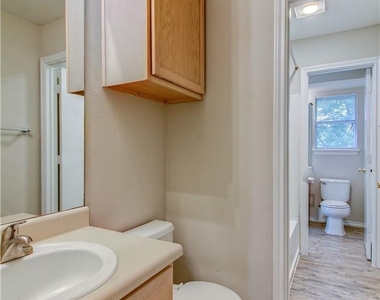 2211 Creekside Ln - Photo Thumbnail 22