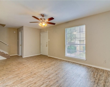 2211 Creekside Ln - Photo Thumbnail 9