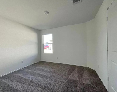 104 Ulmus St - Photo Thumbnail 11
