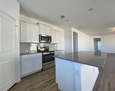 104 Ulmus St - Photo Thumbnail 3
