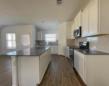 104 Ulmus St - Photo Thumbnail 5